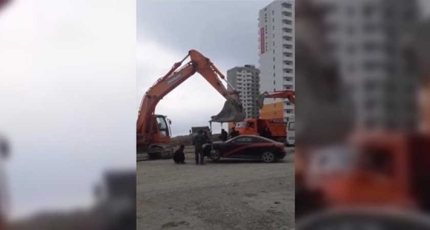 В Новороссийске строители решили перепарковать мешающий им автомобиль при помощи экскаватора