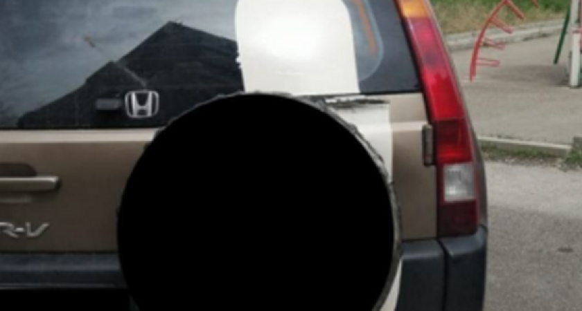 Порезали колеса и облили краской: в Новороссийске неизвестные портят автомобили с наклейкой «Z»