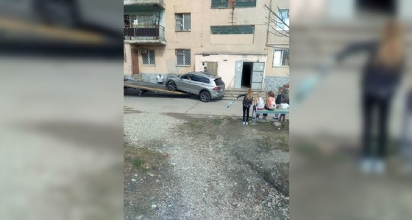 В Новороссийске автоледи перепутала педали и заехала на ступеньки подъезда: чудом не пострадали дети