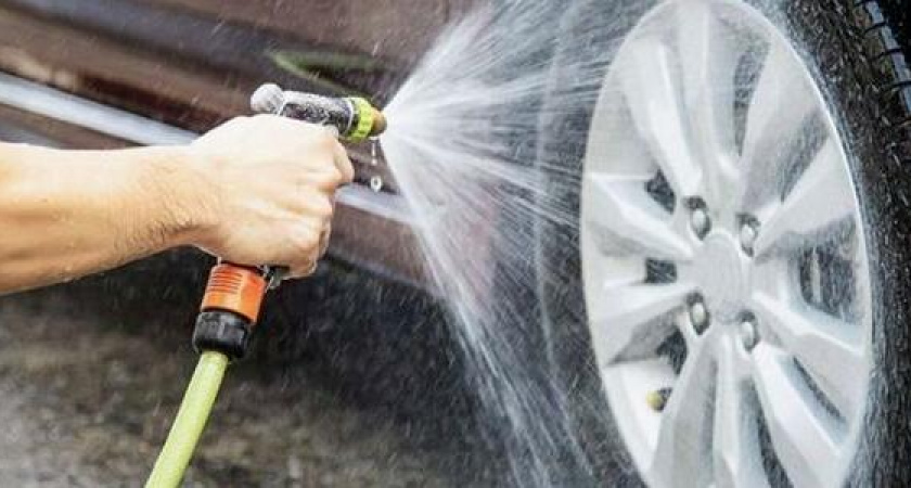 «Мастерами кун-фу не рождаются!»: в Новороссийске на автомойке мужчина эпично упал с высокой стремянки