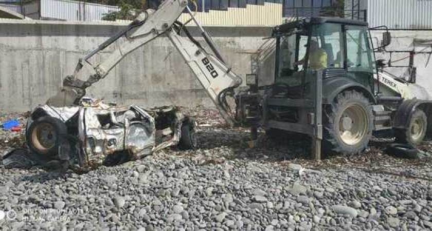 Во время потопа в пригороде Новороссийска снесло «Ниву» и летнее кафе: фото и видео