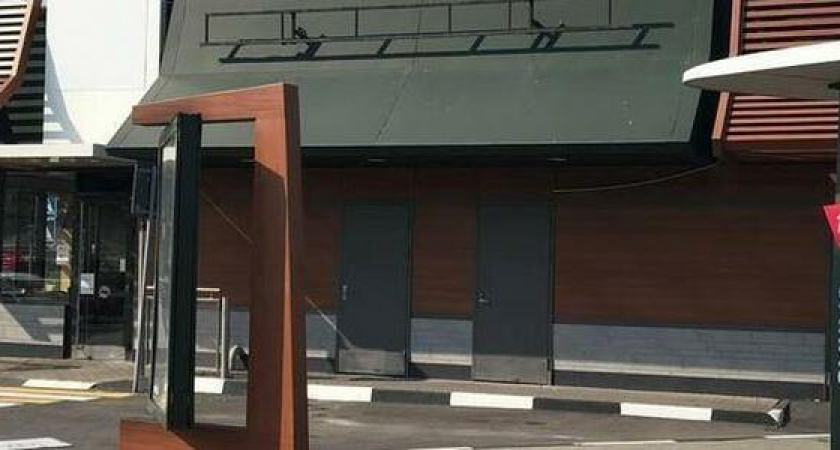 Ушла эпоха: В Новороссийске начался демонтаж вывесок Макдональдс