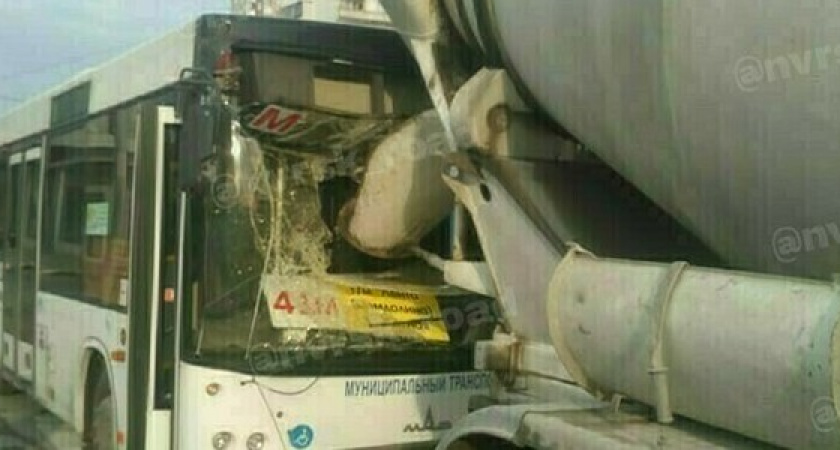 Пассажирский автобус столкнулся с бетоновозом в Новороссийске