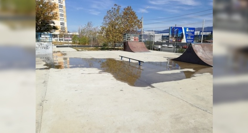 В Новороссийске из-за прорыва теплотрассы водой заливает скейтплощадку