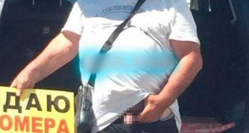 На дорогах Анапы мужчина рекламирует жилье у моря и показывает свой половой орган
