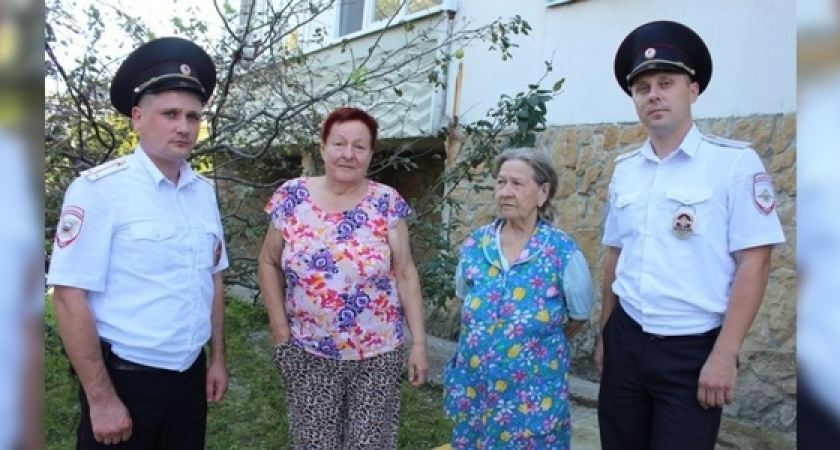 Полицейские из Новороссийска спасли заблудившихся в лесном массиве 80-летних бабушек