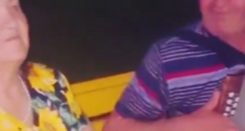 В Новороссийске пенсионер научился играть на баяне ради своей возлюбленной. Теперь музыкой наслаждается весь двор