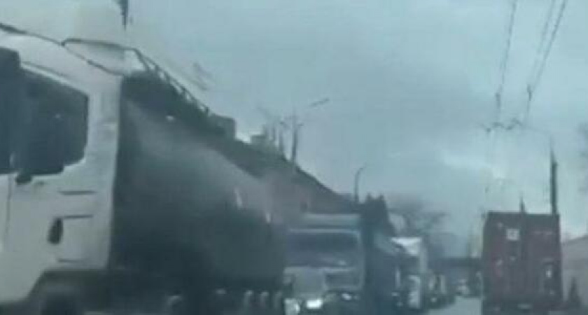 "И днем и ночью стоим!": новороссийцы задыхаются в пробках из-за большегрузов