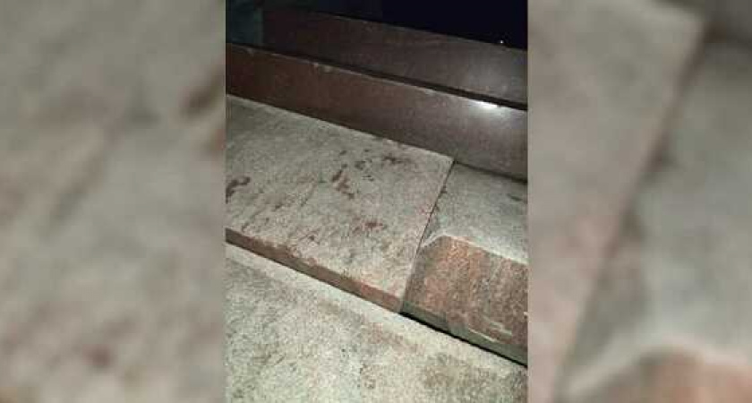 «Пройти, не сломав ноги, практически невозможно!». Жители Новороссийска жалуются на выломанные ступени около мемориала (видео)