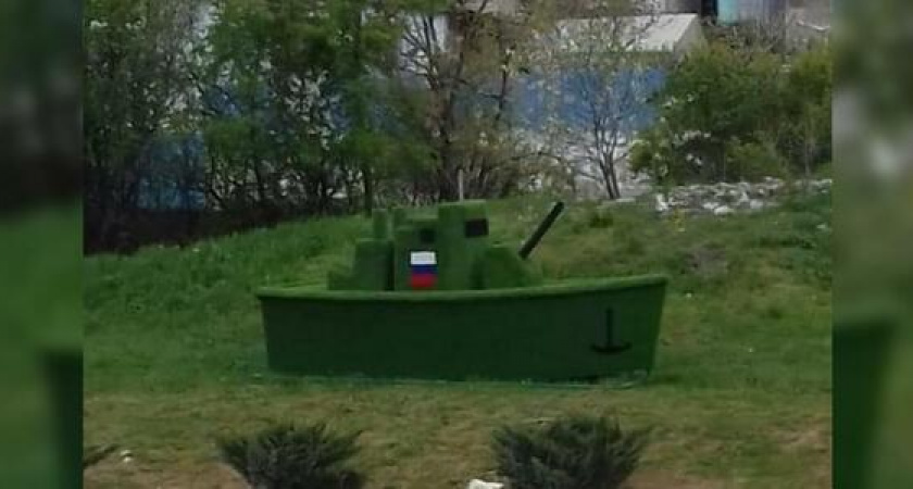 Катер и зеленые косули. На улицах Новороссийска установили новые топиарии