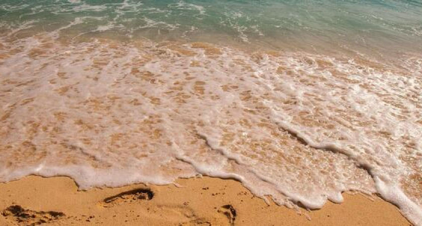 Скончался ребенок, которого братья закопали в песок: шокирующий случай произошел в Анапе