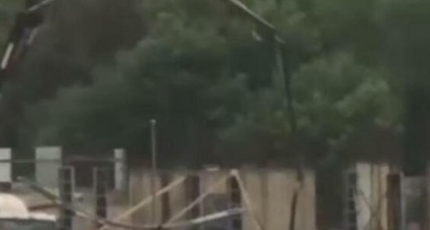 В Новороссийске на стройке детского сада рядом с Пионерской рощей бетон заливают в проливной дождь