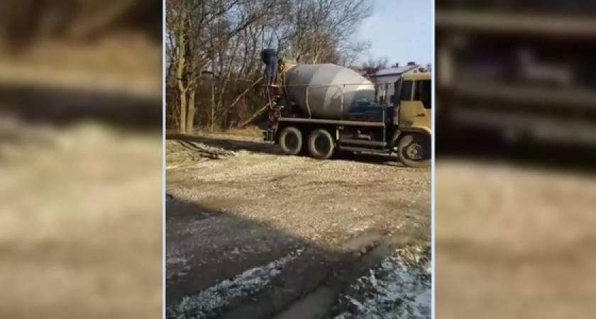 В Новороссийске строители моют бетономешалки прямо в Цемесской роще