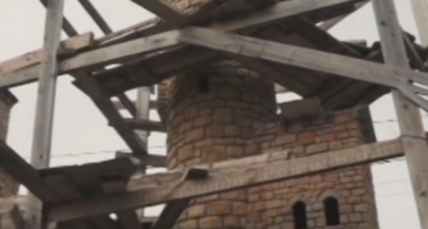 Темница, башня-колокольня и трон из «Игры престолов». В Новороссийске бизнесмен строит собственный замок