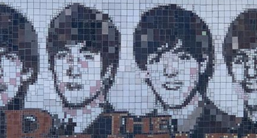 В Новороссийске на заборе частного дома появилась мозаика с изображение легендарной группы «Битлз»