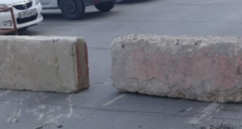 В Новороссийске «с боем» удалось демонтировать бетонные блоки, перегородившие дорогу