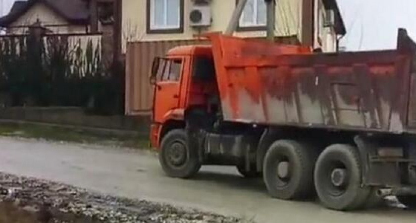 Новороссийцы пожаловались на грузовики, вереницей летающие по частному сектору