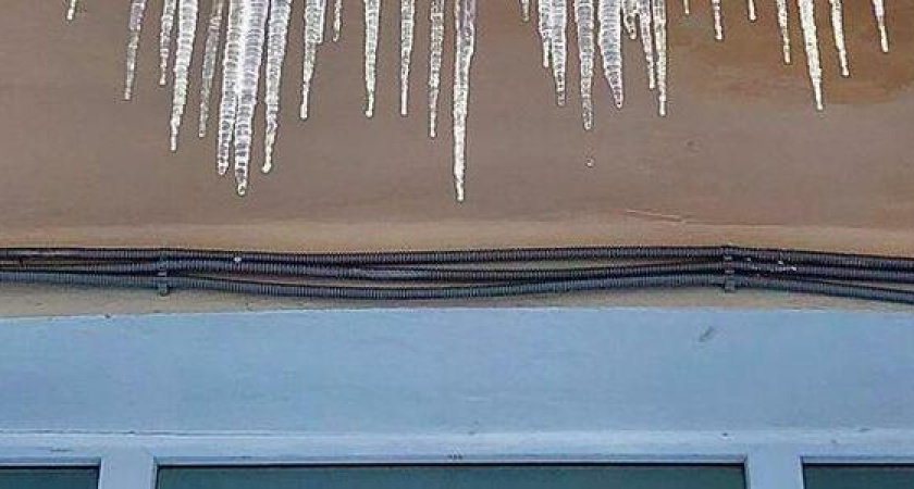 Ходить под крышами опасно: в Новороссийске с домов свисают огромные сосульки
