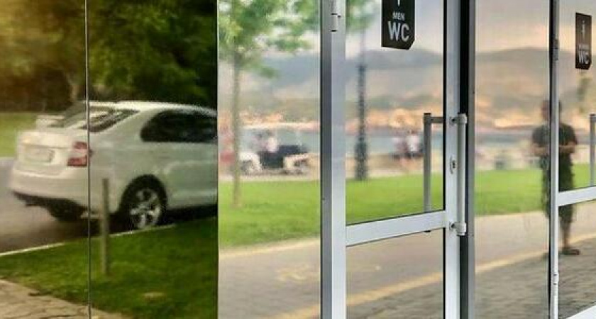 На набережной Новороссийска заработал зеркальный туалет