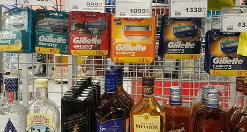 В гипермаркете Новороссийска шоколадки на стендах у касс заменили алкоголем