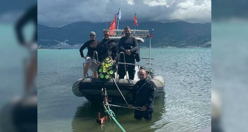 Новороссийские дайверы возложили венок на корпус затонувшего в годы войны буксирного катера