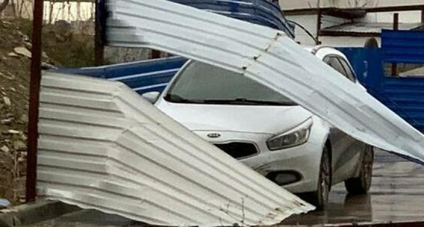 В Новороссийске бульдозер снес несколько заборов, продавил асфальт и упал в кювет