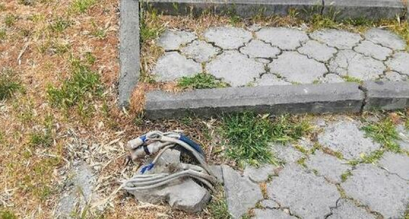 Житель Новороссийска наткнулся на оголенные провода посреди тротуара