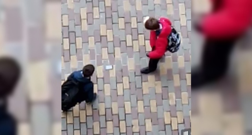 «Ничего, родители купят новый!»: в сети появилось видео, на котором подростки в Новороссийске бьют телефоны о землю