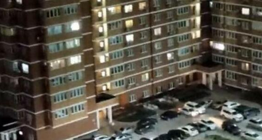 «А за окном сжигает фонари проклятый дождь!»: новороссийцы устроили концерт грустных песен всему микрорайону