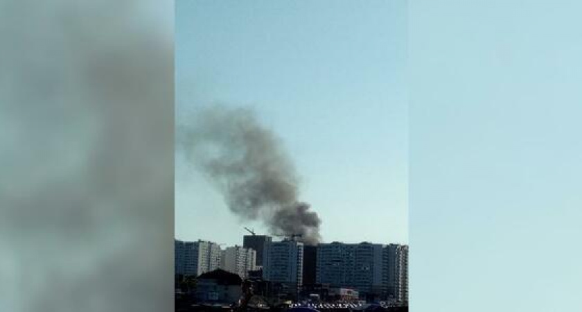 Жителей Новороссийска напугал столб густого черного дыма в Южном районе: в соцсетях появились фото и видео с места происшествия