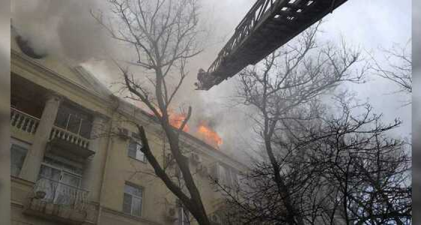 В Новороссийске во время пожара в «сталинке» эвакуировали 120 жильцов: готов к развертыванию пункт временного размещения