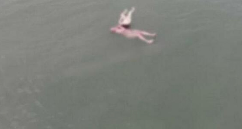 В Анапе женщина повела ребенка купаться в шторм. Он погиб