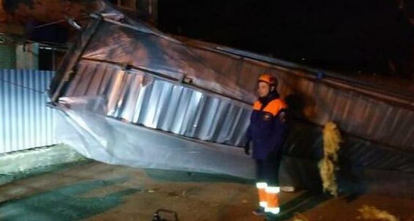 В Больших Хуторах ветер сорвал крышу с частного дома