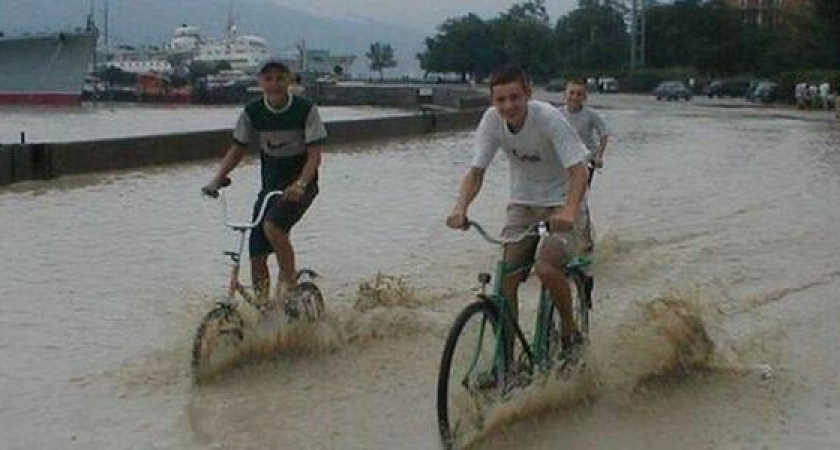 "Даже тогда вода уходила в море": снимки наводнения Новороссийска в 2002 году