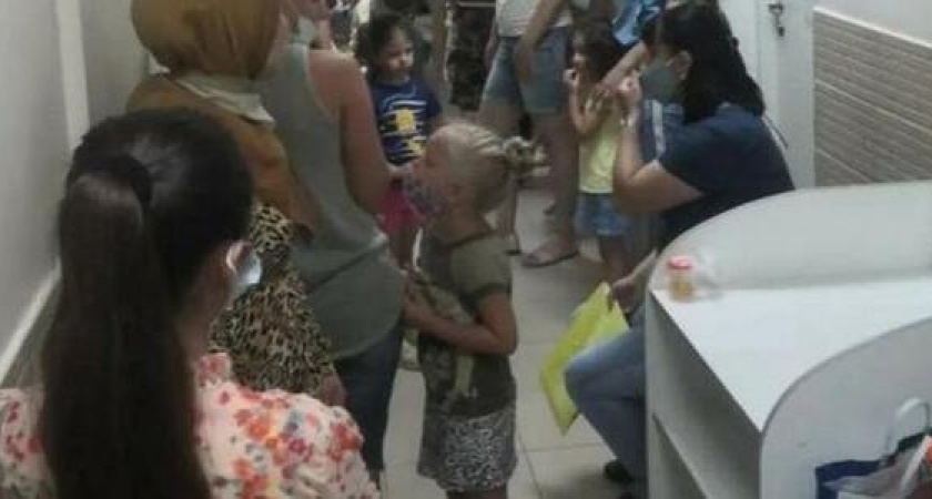 "Мэр тоже со своим сыном стоит в очередях в поликлинике?!": новороссийцы по несколько часов ждут приема педиатров