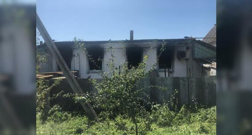 В Новороссийске мать с двумя детьми  оказалась запертой внутри полыхающего дома