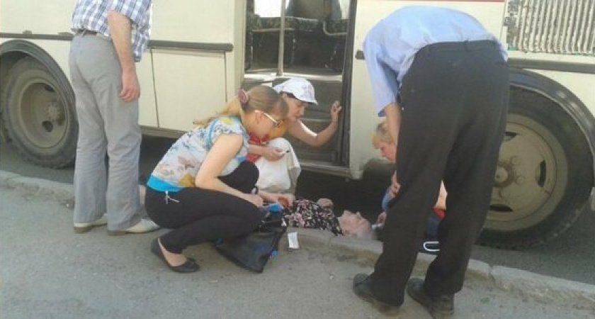 78-летняя пенсионерка сломала руку при выходе из автобуса по вине водителя: полиция  разыскивает свидетелей происшествия
