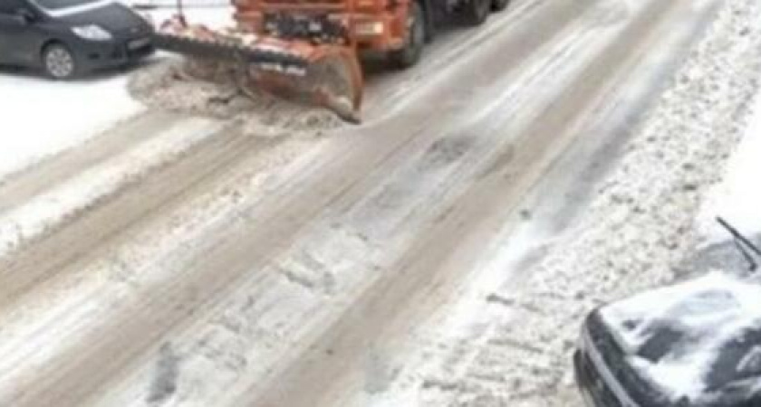 «Город полдня стоял на аварийках!»: жители Новороссийска жалуются, что техника не справляется с расчисткой дорог от снега