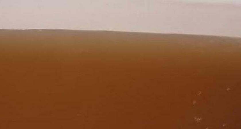 «Чай в ванной!»: у жителей Новороссийска из кранов идет коричневая вода