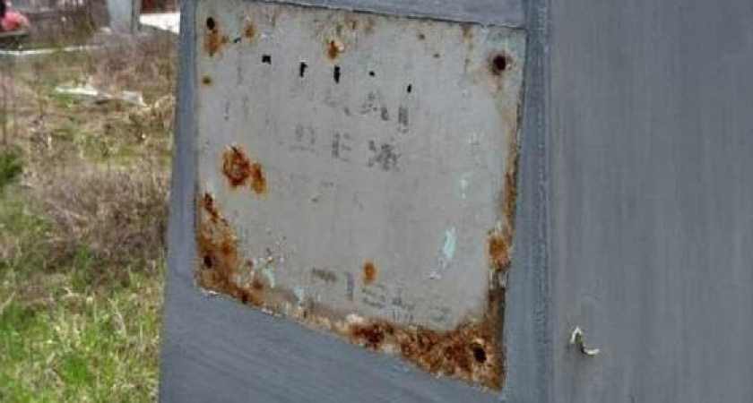 На кладбищах в Новороссийске вандалы снимают таблички с памятников и разбирают оградки на металл