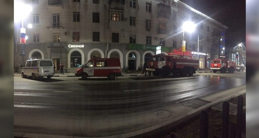 Сегодня ночью в центре Новороссийска горел салон сотовой связи. Озвучена причина пожара