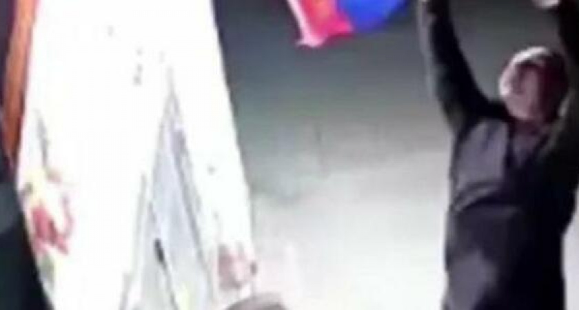 В Новороссийске двое мужчин украли флаг и попали в объектив камеры