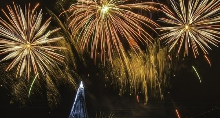 «Дождь из салюта!» Новороссийцы делятся яркими фото и видео главного новогоднего фейерверка