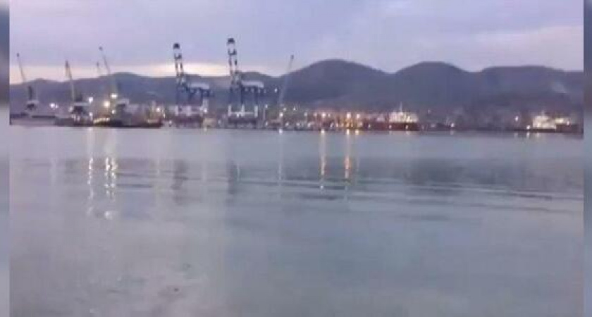 «Это явные стоки»: жители Новороссийска сняли на видео выброс канализации в море у крейсера «Михаил Кутузов»