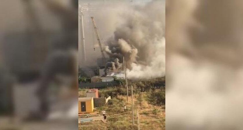 Пожар в 14 микрорайоне: очевидцы выложили видео, как огонь, начавшийся на пустыре, перекинулся на строительные вагончики