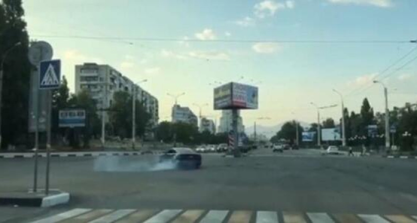 «Завидуйте молча, нищеброды!»: новороссийцы обсуждают видео, как мажор устроил дрифт на оживленном перекрестке города