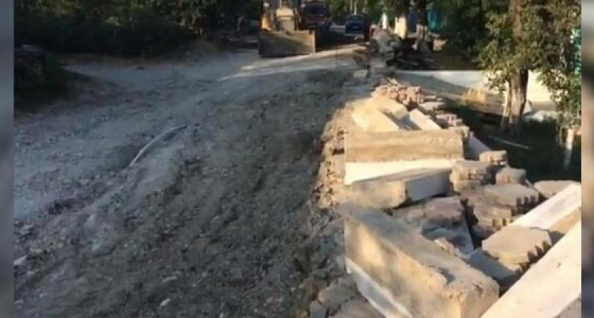 «Машины приходится оставлять на соседних улицах»:  новороссийцы не могут подъехать к своим домам из-за ремонта дороги