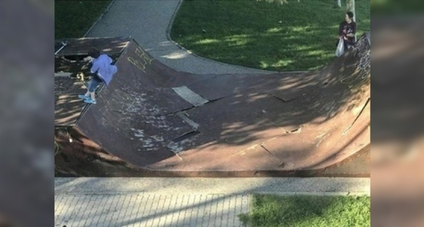 «Туда может провалиться ребенок целиком»: житель Новороссийска пожаловался на аварийное состояние скейт-площадки на набережной