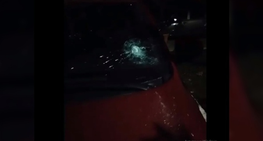 «Бутылкометатель» в Новороссийске: очевидцы сняли на видео, как неизвестный разбил припаркованный автомобиль, кидая бутылки из окна многоэтажки