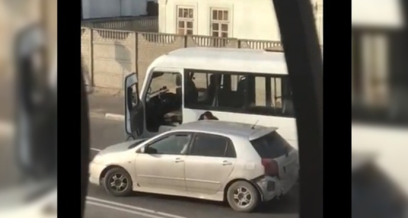 «Стучал кулаками по двери и плевал в машину»: новороссийцы сняли на видео «разборку» водителей автобуса и «легковушки»